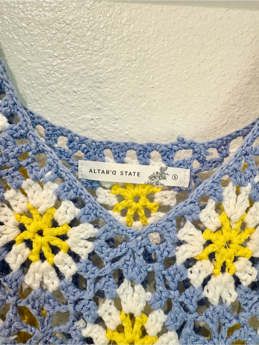 Altar’d State Women’s Blue Crochet Cropped Tank Yellow Daisies Flowers Ruffle S - Picture 3 of 6